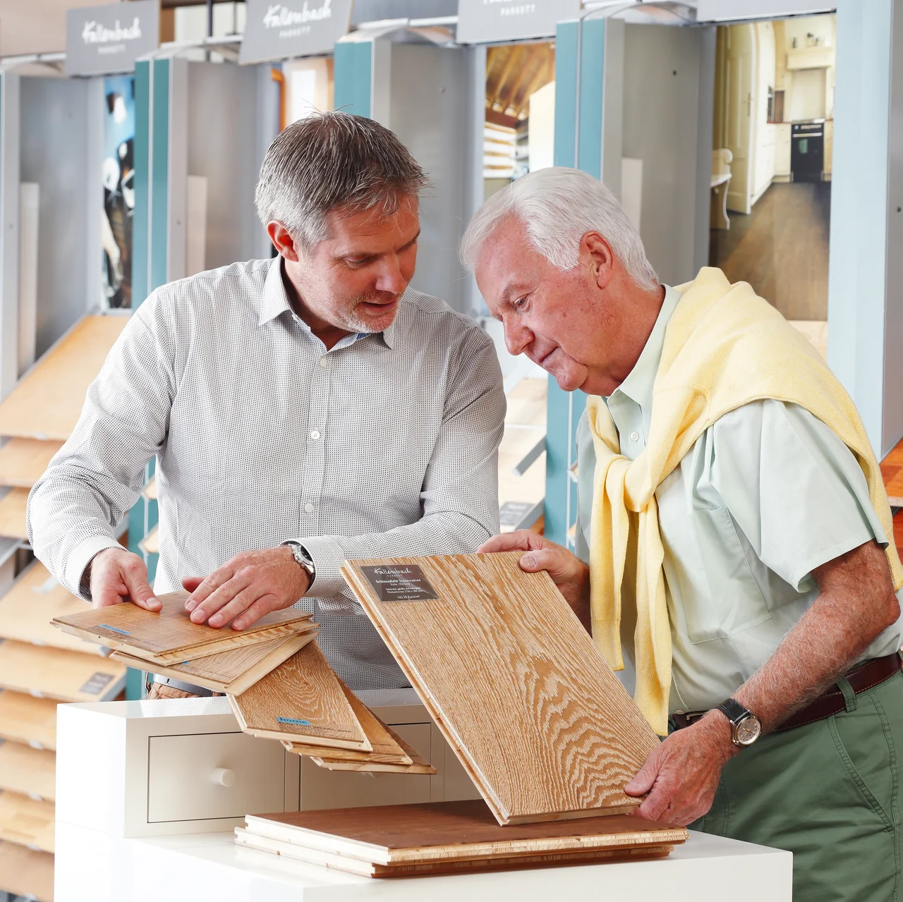 Einzelhandel - Decor-Union Service 0835 Fachpersonal berät Kunden im Laden Bodenbelag Parkett, Laminat